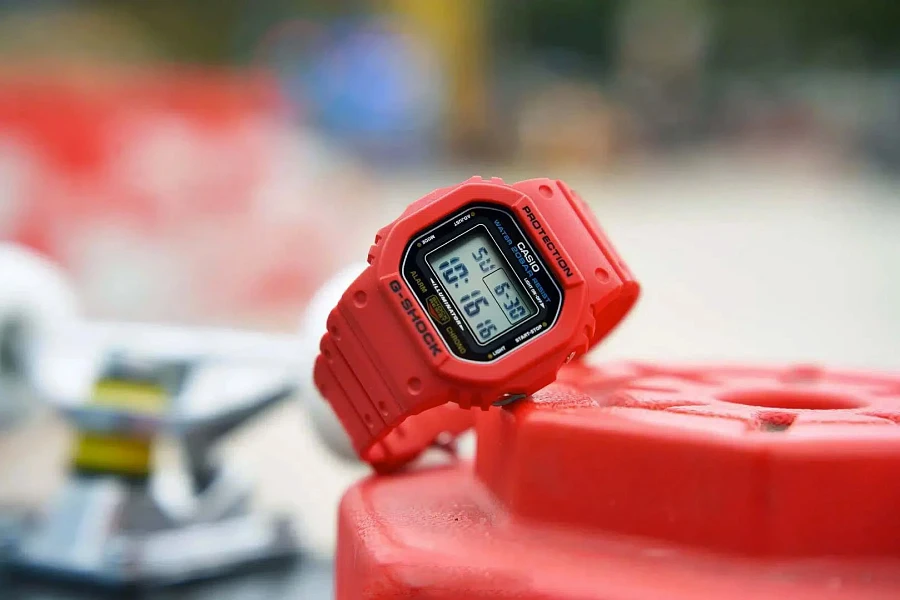 Часы Casio G-Shock DWE-5600R-9 — мужские, желтый