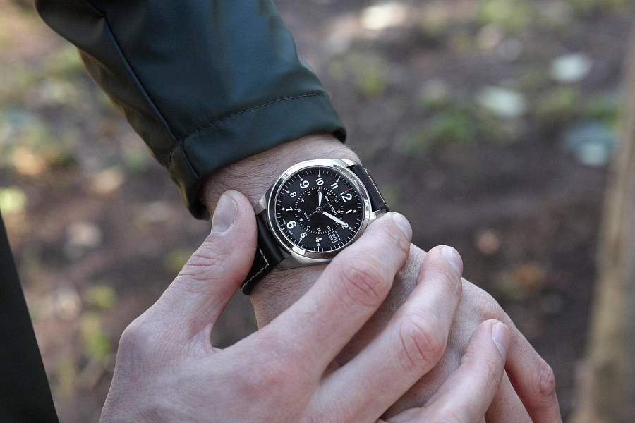 Часы Hamilton Khaki Field Quartz H68551733 — черный, сталь