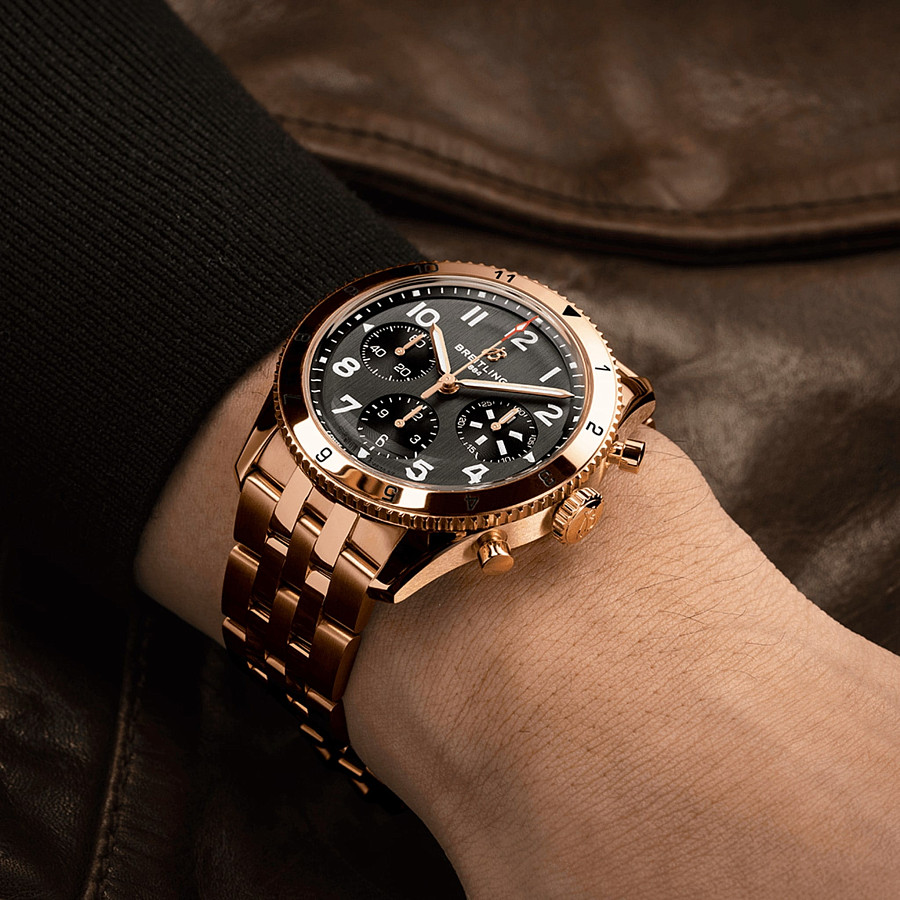 Часы Breitling Classic Avi Chronograph 42 P-51 Mustang R233801A1B1R1 — 18-каратное красное золото, мужские
