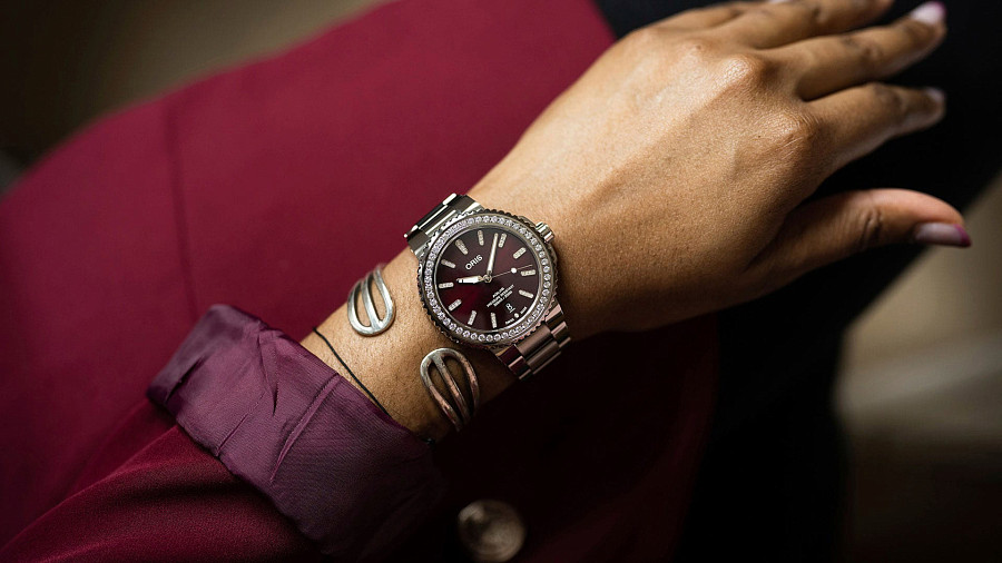 Часы Oris Aquis Date Diamonds 01 733 7766 4998-07 8 22 05PEB — Швейцария, механические