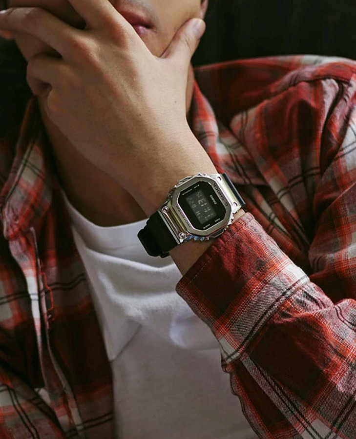 Часы Casio G-Shock GM-5600U-1DR — мужские, пластик