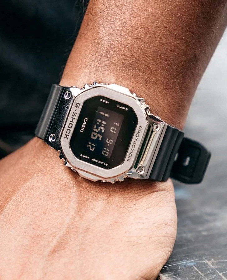 Часы Casio G-Shock GM-5600U-1DR — электронные, пластик металл сталь