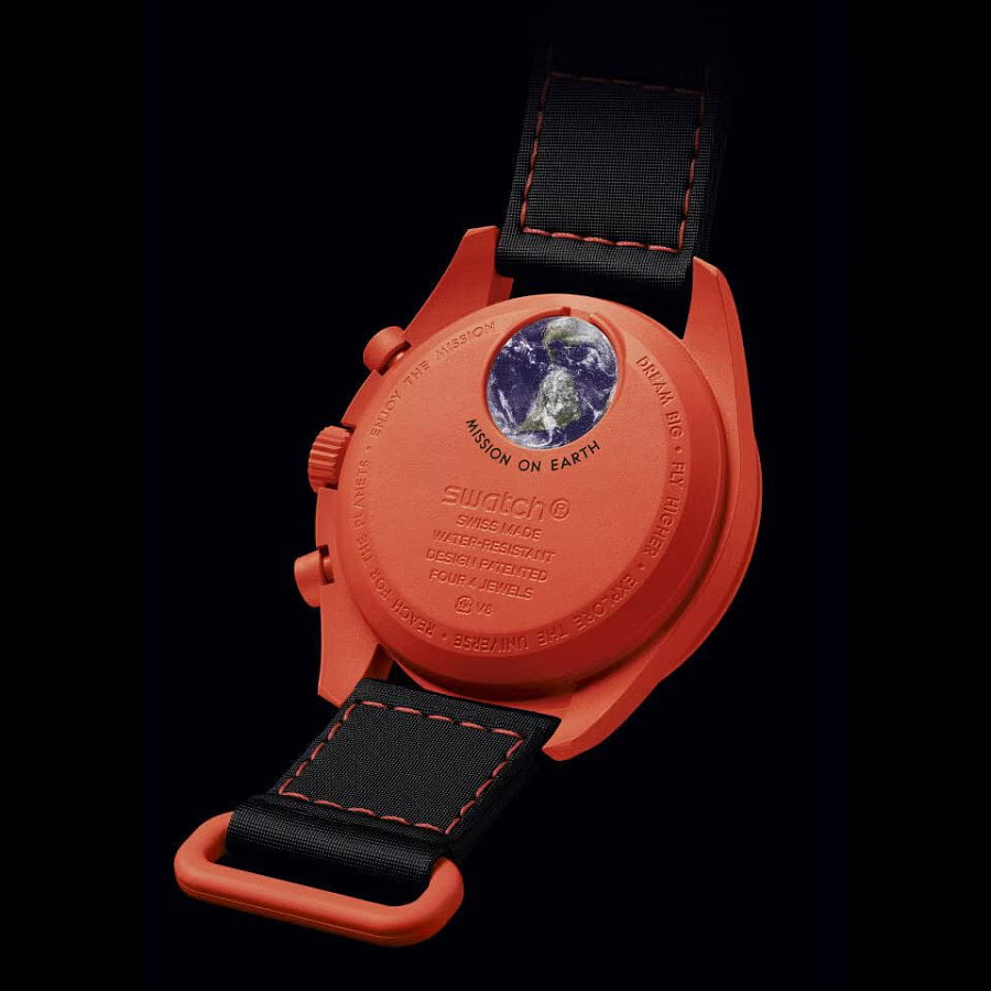 Часы Swatch x Omega Bioceramic Moonswatch Mission on Earth: Lava SO33O100 — биокерамика, Швейцария
