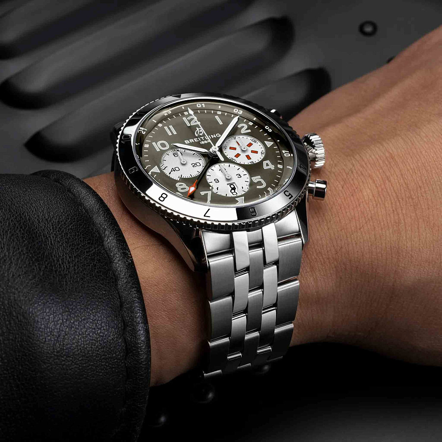 Часы Breitling Classic AVI Super AVI B04 Chronograph GMT 46 AB04452A1L1A1 — артикул AB04452A1L1A1