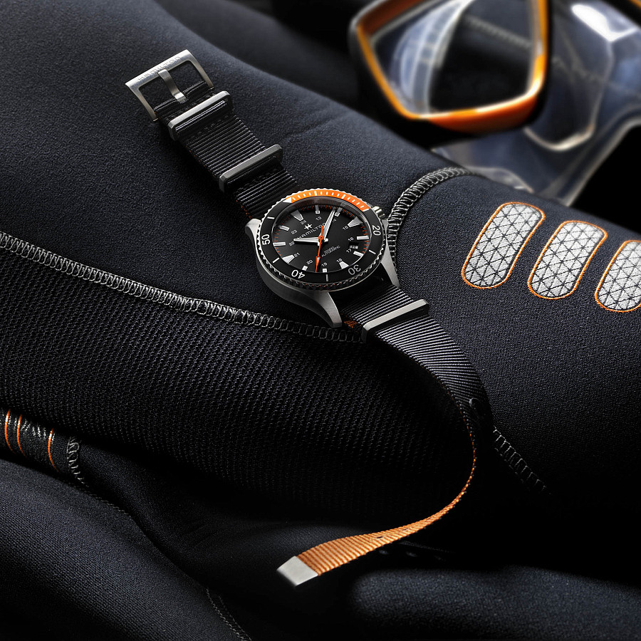Часы Hamilton Khaki Navy Scuba Auto H82305931 — мужские, тканевый