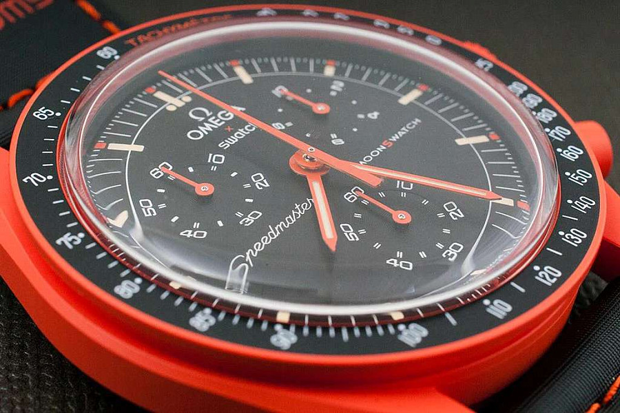 Часы Swatch x Omega Bioceramic Moonswatch Mission on Earth: Lava SO33O100 — Швейцария, кварцевые