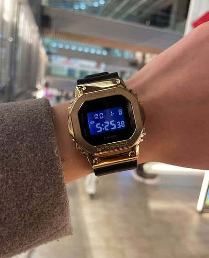 Часы Casio G-Shock GM-5600UG-9DR — электронные, сталь металл пластик