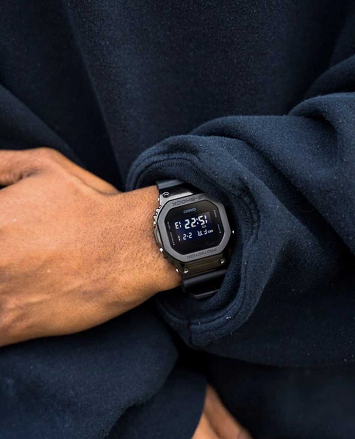Часы Casio G-Shock GM-5600UB-1DR — электронные, сталь металл пластик