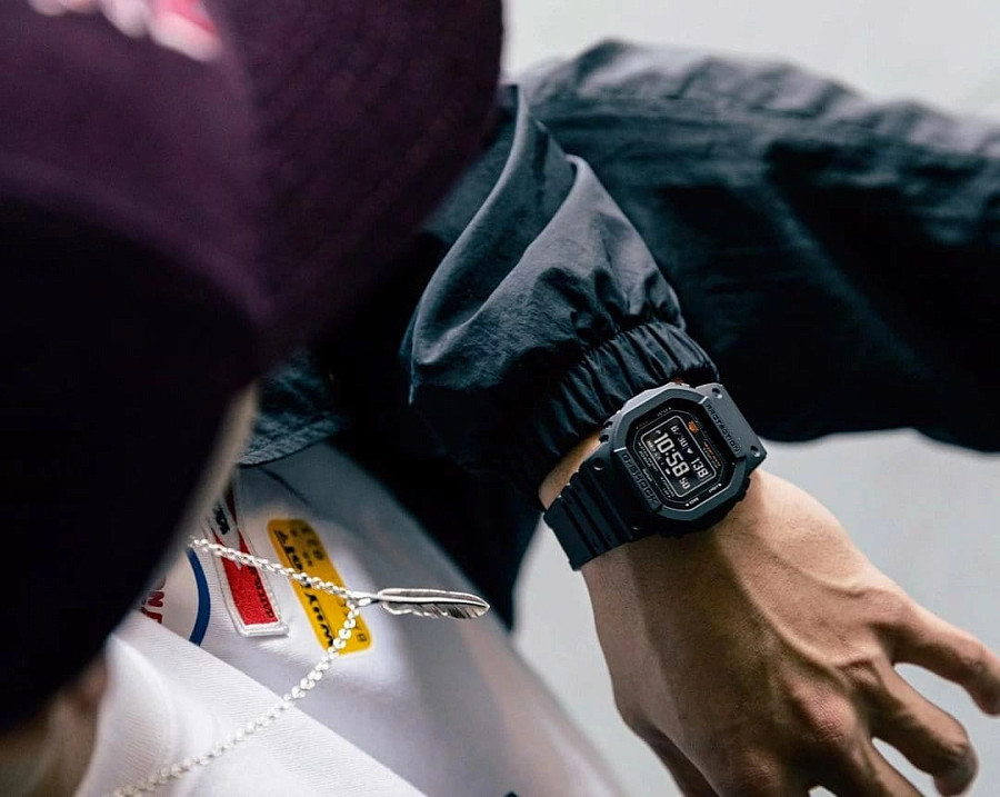 Часы Casio G-Shock DW-H5600-1DR — электронные, пластик