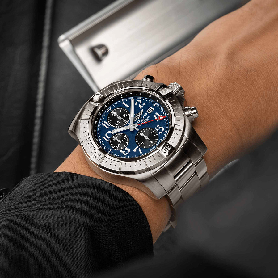 Часы Breitling Avenger Chronograph GMT 45 A24315101C1A1 — артикул A24315101C1A1