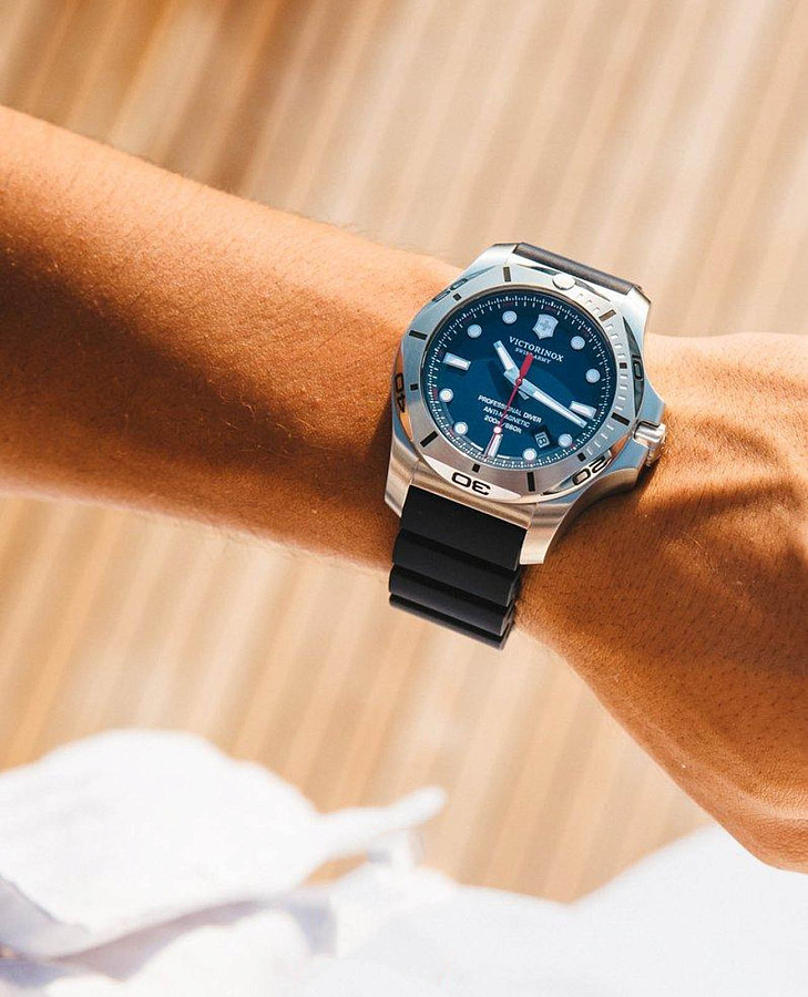 Часы Victorinox I.N.O.X. Professional Diver 241734 — кварцевые, металл сталь