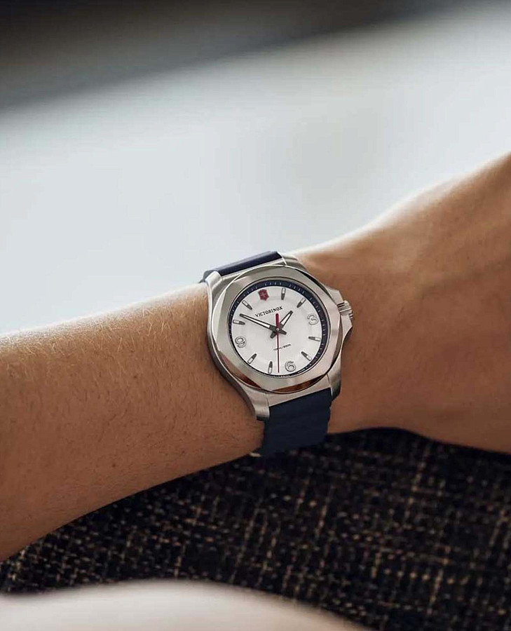 Часы Victorinox I.N.O.X. V 241919 — кварцевые, металл сталь