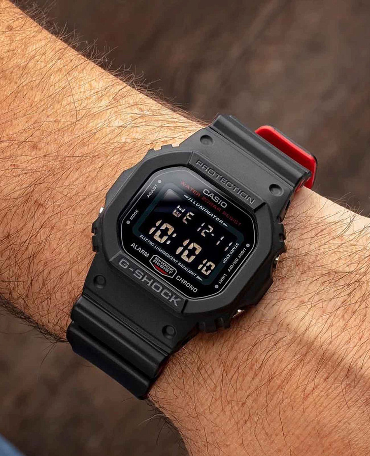 Часы Casio G-Shock DW-5600UHR-1 (DW-5600UHR-1DR) — электронные, пластик карбон