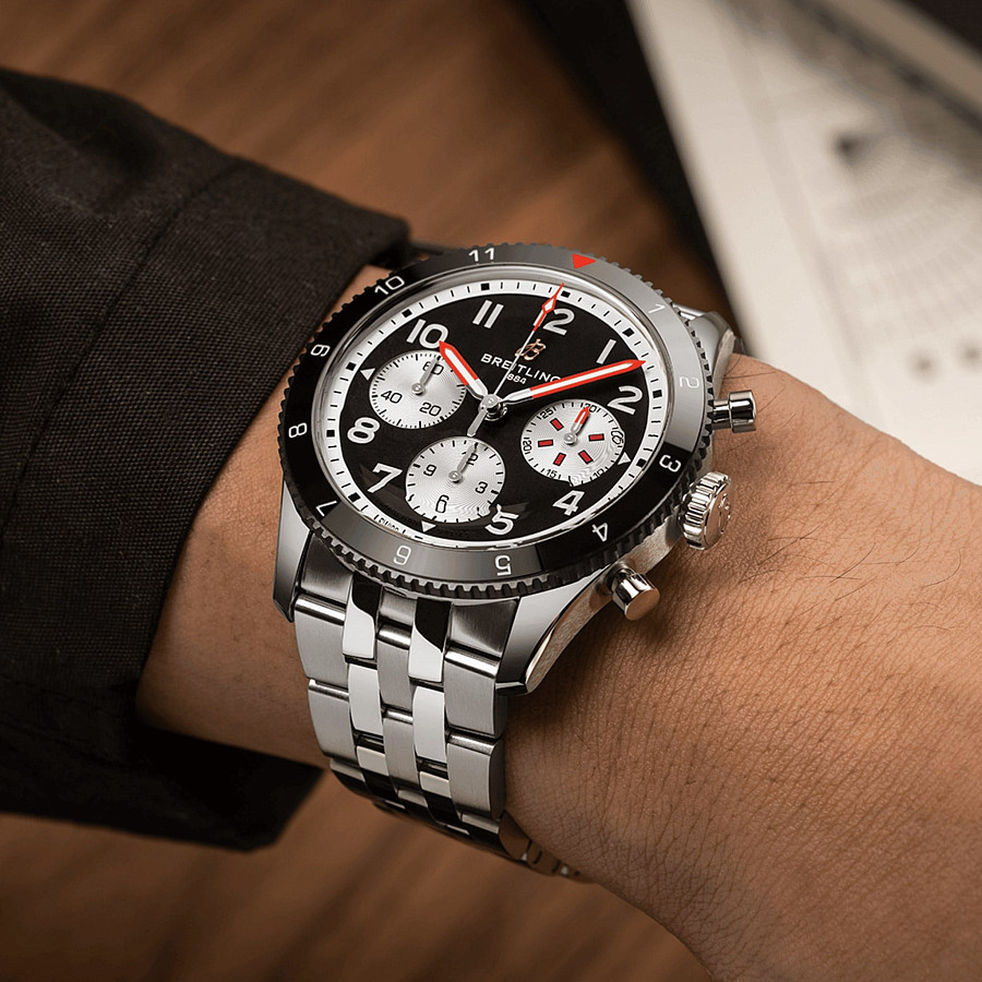 Часы Breitling Classic Avi Chronograph 42 Mosquito Y233801A1B1A1 — артикул Y233801A1B1A1