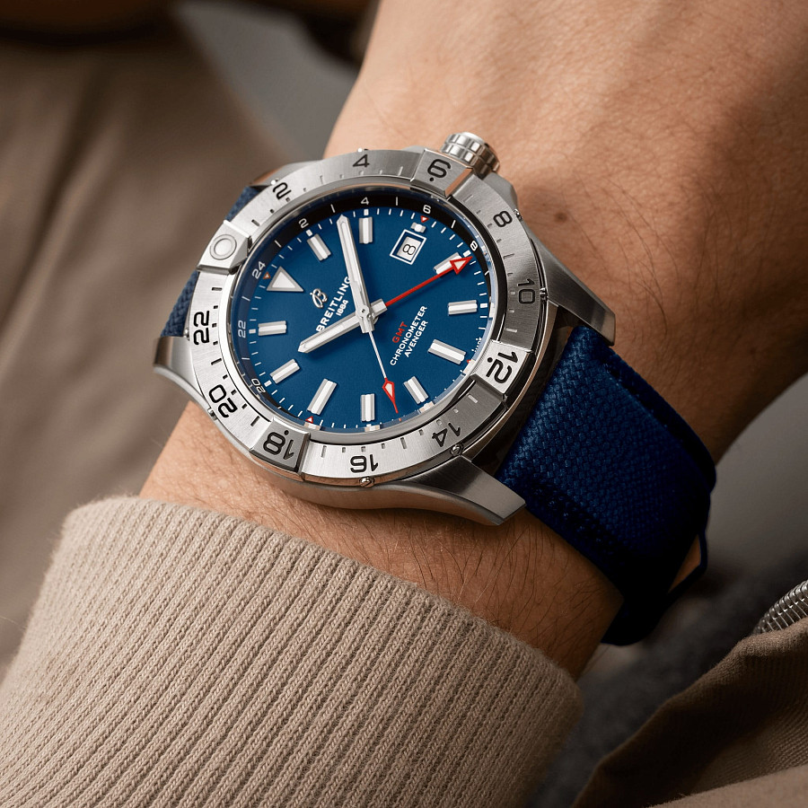 Часы Breitling Avenger Automatic GMT 44 A32320101C1X1 — артикул A32320101C1X1