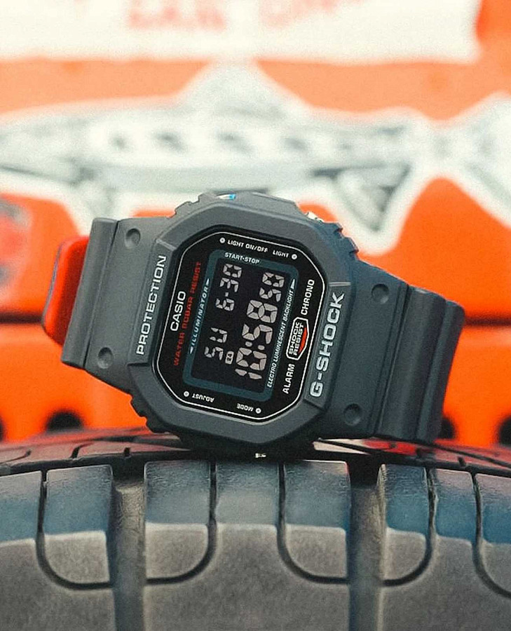 Часы Casio G-Shock DW-5600UHR-1 (DW-5600UHR-1DR) — Япония, электронные