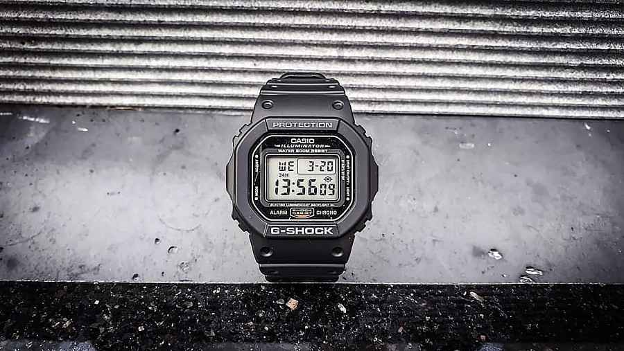 Часы Casio G-Shock DW-5600E-1V — мужские, пластик