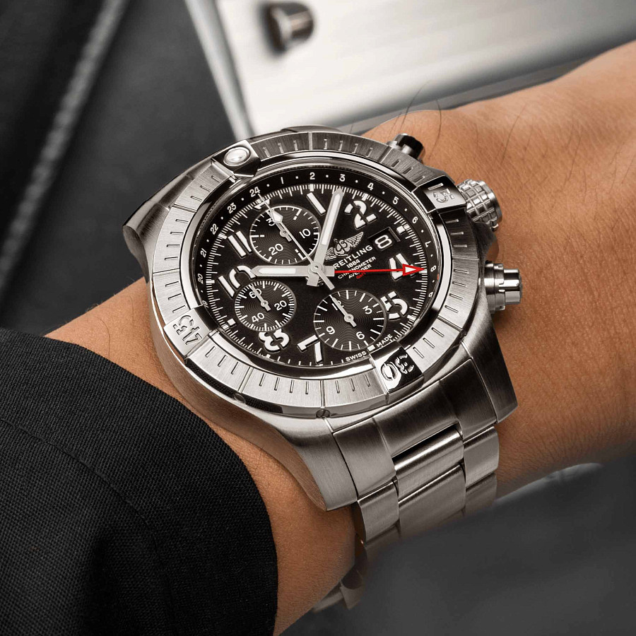 Часы Breitling Avenger Chronograph GMT 45 A24315101B1A1 — артикул A24315101B1A1