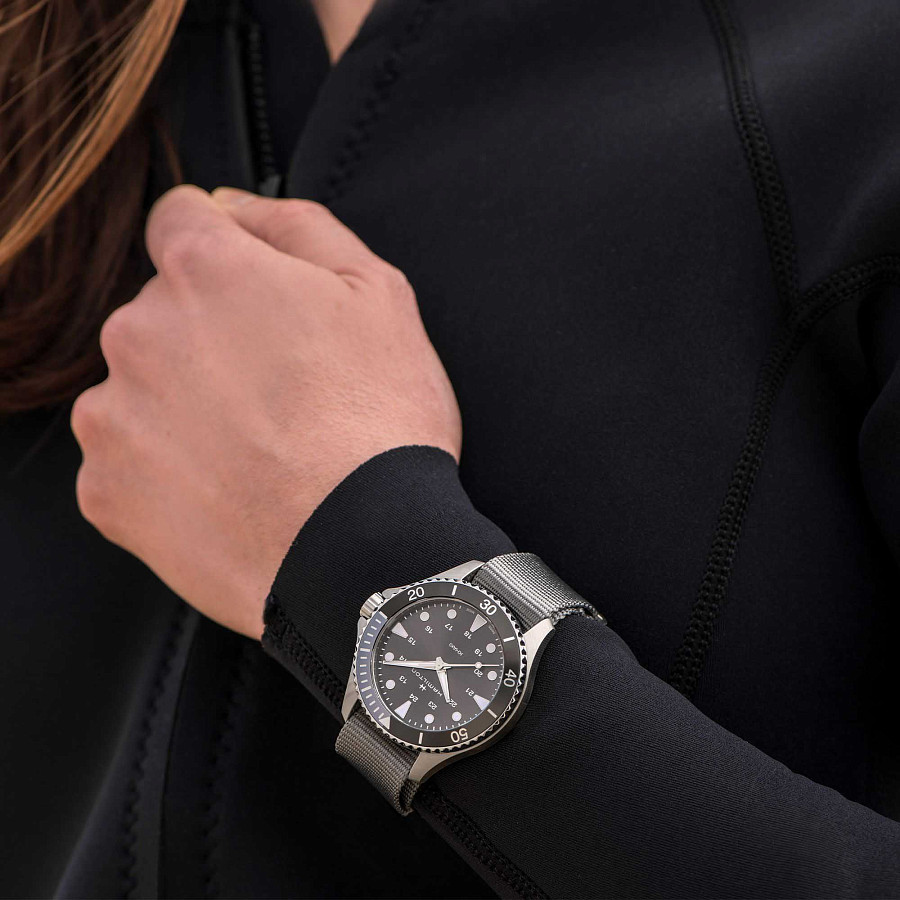 Часы Hamilton Khaki Navy Scuba Quartz H82211981 — нейлон, мужские
