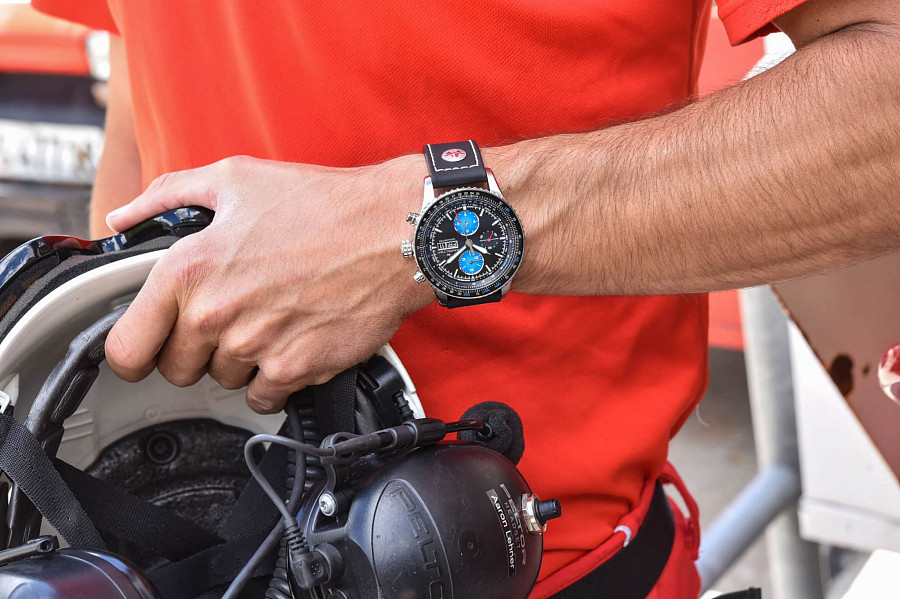 Часы Hamilton Khaki Aviation Converter Air Zermatt Limited Edition H76706730 — мужские, кожаный