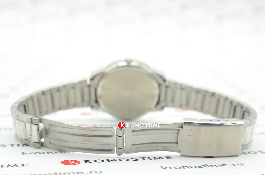 Часы Casio Collection LTP-1303D-4AVDF (LTP-1303D-4A) — женские, нержавеющая сталь