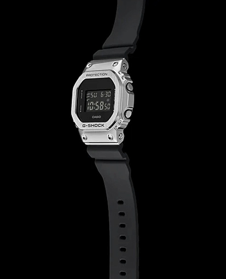 Часы Casio G-Shock GM-5600U-1DR — пластик, мужские