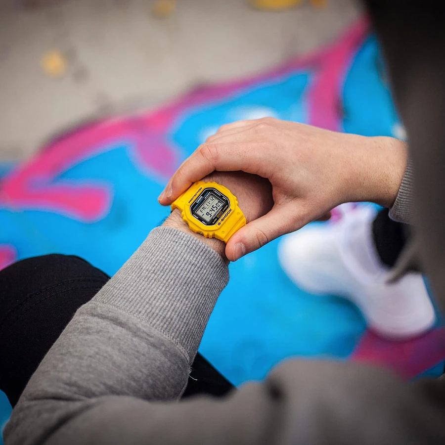 Часы Casio G-Shock DWE-5600R-9 — пластик, Япония