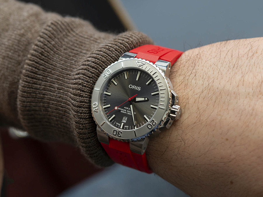 Часы Oris Aquis Date Relief 01 733 7730 4153-07 4 24 66EB — Швейцария, механические