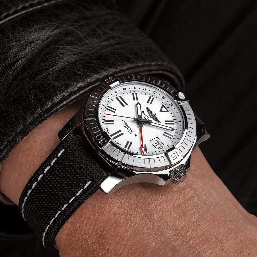 Часы Breitling Avenger Automatic GMT 43 A32397101A1X2 — артикул A32397101A1X2