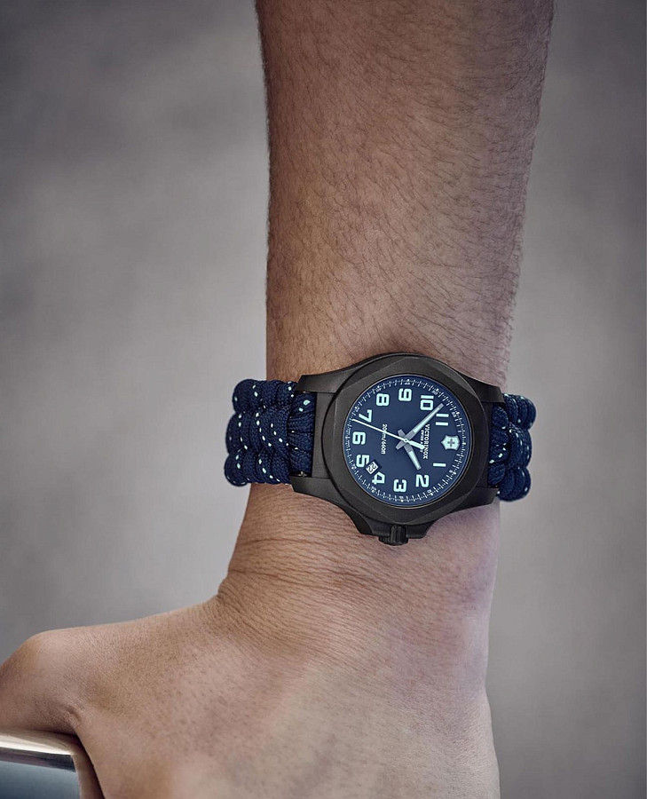 Часы Victorinox I.N.O.X. Carbon 241860 — кварцевые, металл сталь
