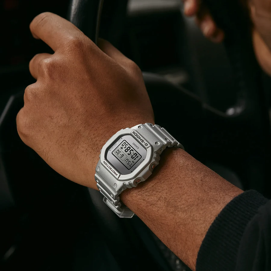 Часы Casio G-Shock DW-5600FF-8DR (DW-5600FF-8) — электронные, пластик