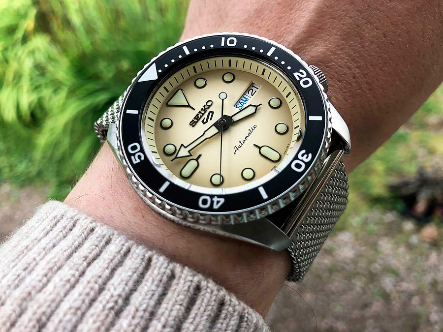 Часы Seiko 5 Sports SRPD67K1 — желтый, механические