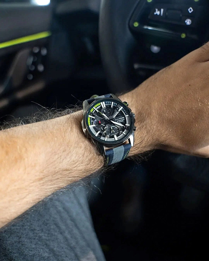 Часы Casio Edifice Scuderia Alpha Tauri Limited Edition EQB-1200AT-1A — кварцевые, металл сталь