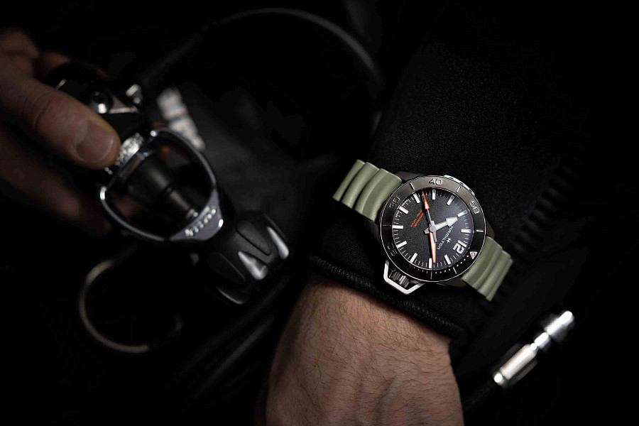 Часы Hamilton Khaki Navy Frogman Auto H77825331 — черный, механические