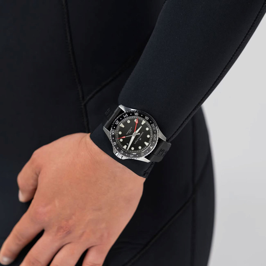 Часы Hamilton Khaki Navy Scuba Auto GMT 43 mm H82555330 — каучук, мужские