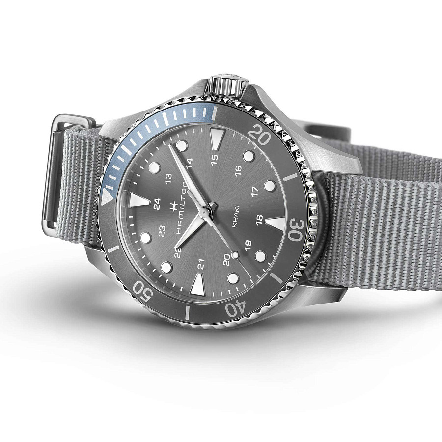 Часы Hamilton Khaki Navy Scuba Quartz H82211981 — сталь, Швейцария