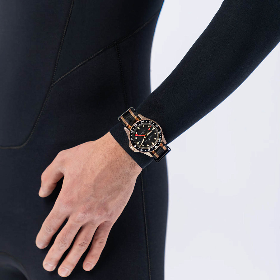 Часы Hamilton Khaki Navy Scuba Automatic GMT 43mm H82565930 — Швейцария, механические