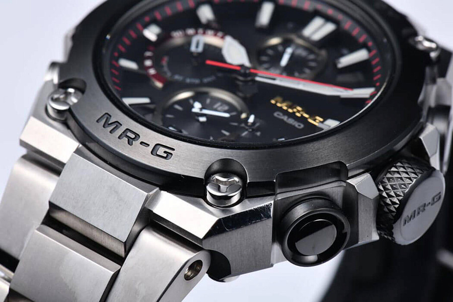 Часы Casio G-Shock MRG-B1000D-1A — серебристый, титан металл