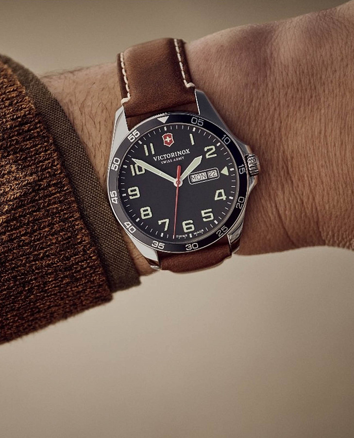 Часы Victorinox Fieldforce 241848 — кварцевые, металл сталь