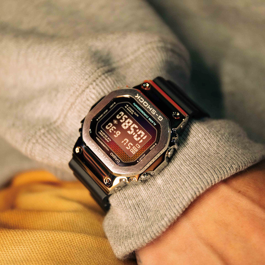 Часы Casio G-Shock GM-5600RW-1 — электронные, сталь металл пластик