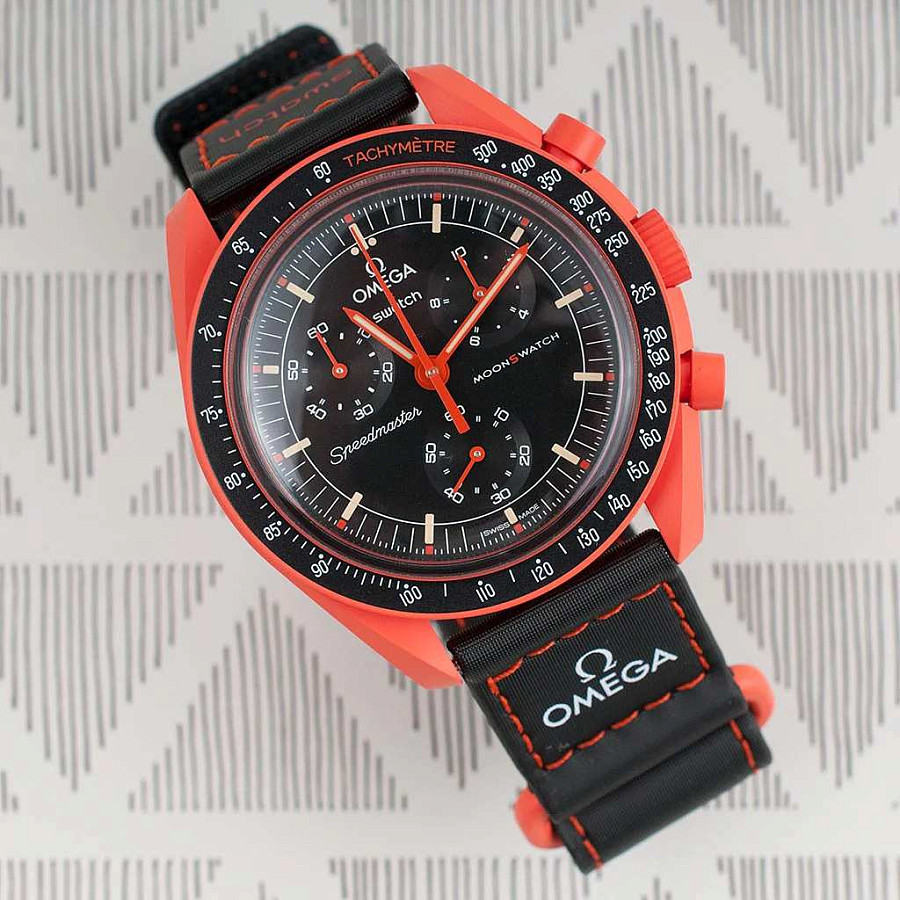 Часы Swatch x Omega Bioceramic Moonswatch Mission on Earth: Lava SO33O100 — артикул SO33O100