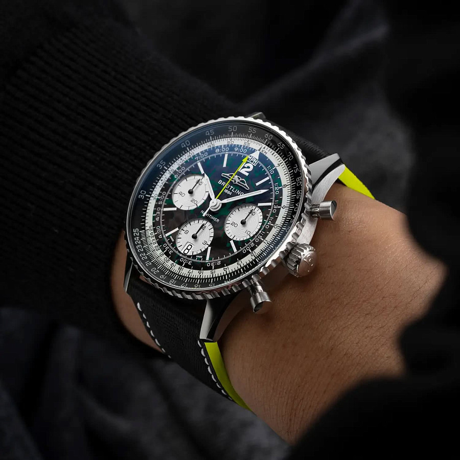 Часы Breitling Navitimer B01 Chronograph 43 Aston Martin Aramco Formula ONE™ team EB01381A1B1X1 — артикул EB01381A1B1X1