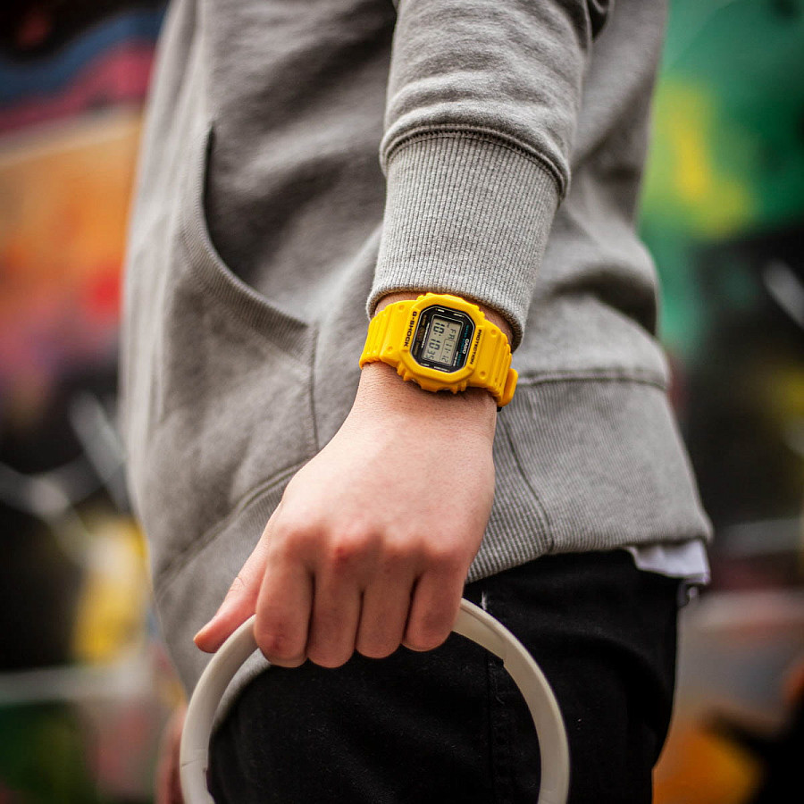 Часы Casio G-Shock DWE-5600R-9 — электронные, пластик