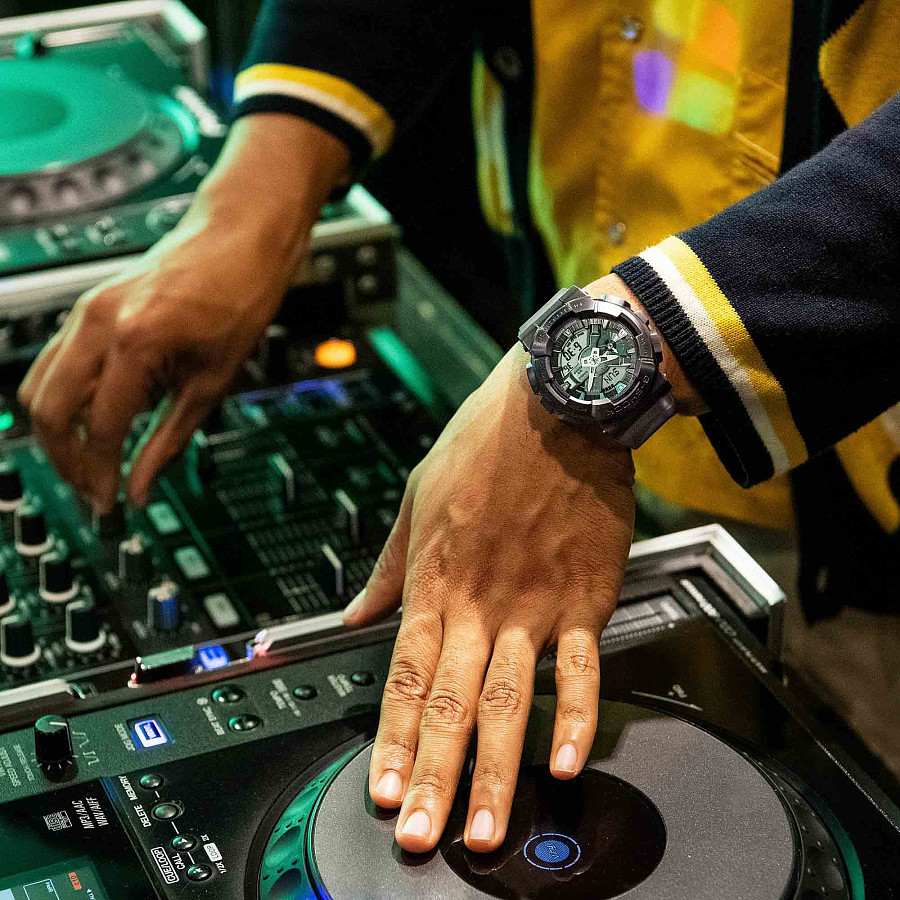 Часы Casio G-Shock GM-110MF-1ADR (GM-110MF-1A) — электронные, пластик сталь