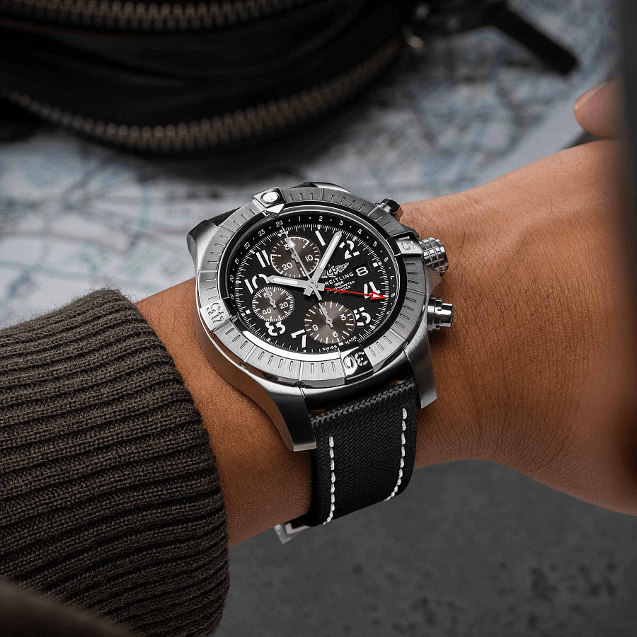 Часы Breitling Avenger Chronograph GMT 45 A24315101B1X2 — артикул A24315101B1X2