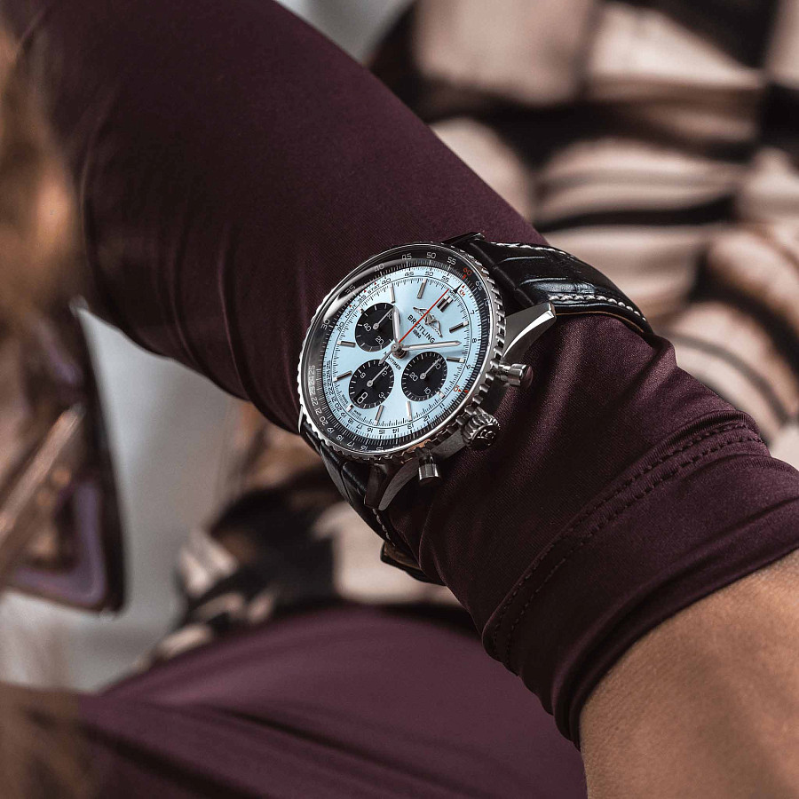 Часы Breitling Navitimer B01 Chronograph 43 AB0138241C1P1 — кожаный, мужские