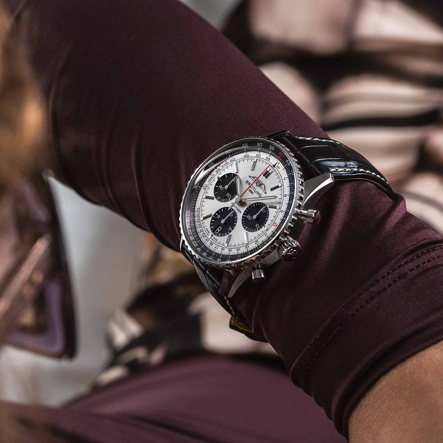 Часы Breitling Navitimer B01 Chronograph 43 AB0138241G1P1 — кожаный, мужские