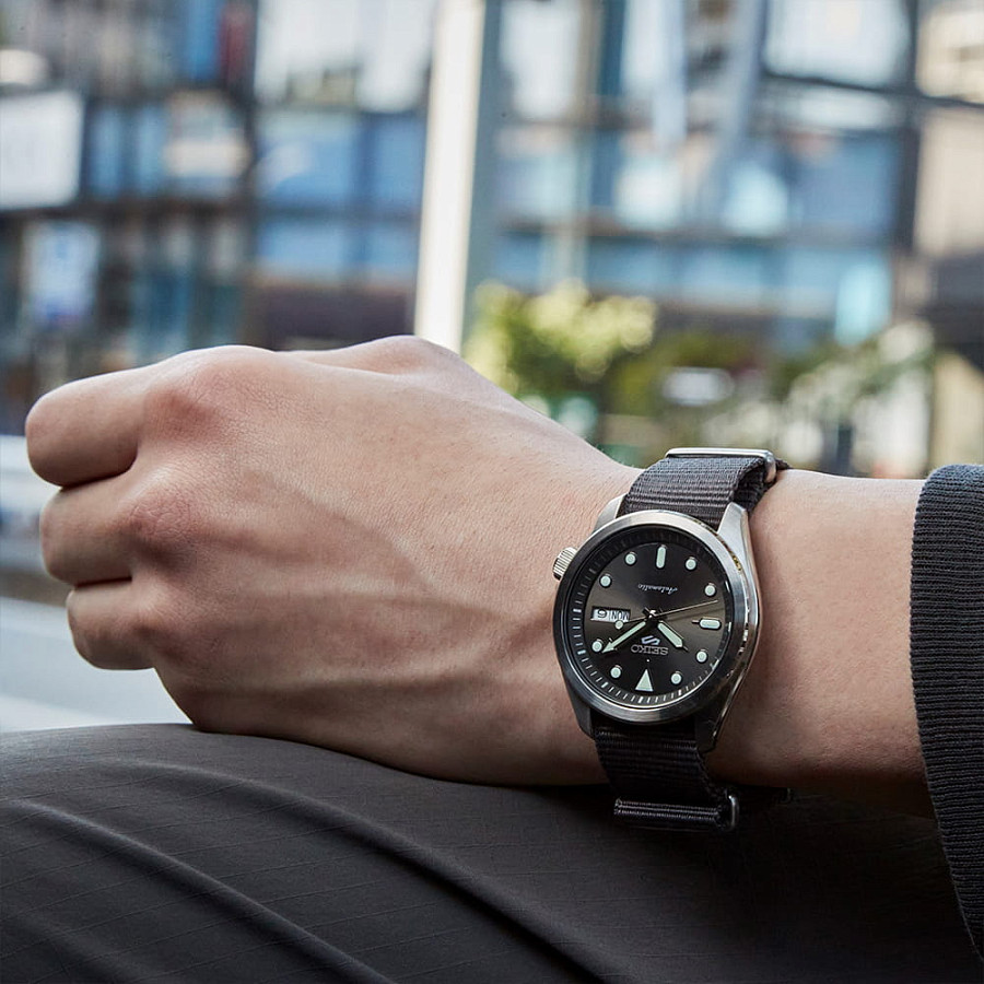 Часы Seiko 5 Sports SRPE61K1S — серый, механические