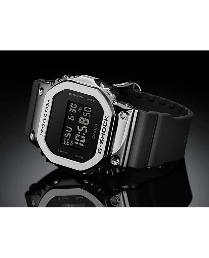 Часы Casio G-Shock GM-5600U-1DR — черный, электронные